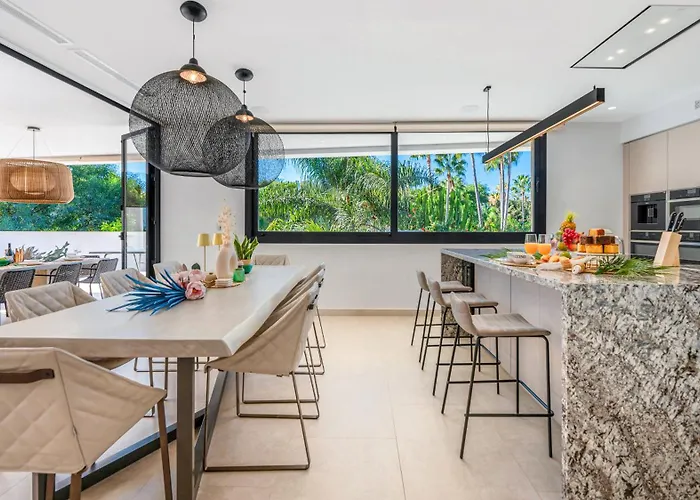 Vacation I La Plage, Luxury Villa, Private Heated Pool, Rooftop Hot Tub, Walking Distance To The Finest Beaches Villa *