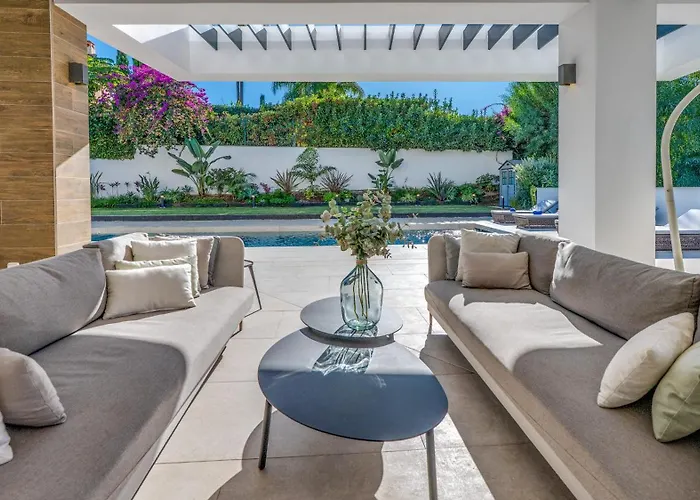 Vacation I La Plage, Luxury Villa, Private Heated Pool, Rooftop Hot Tub, Walking Distance To The Finest Beaches Villa *