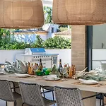 Vacation I La Plage, Luxury Villa, Private Heated Pool, Rooftop Hot Tub, Entertainment Room, Walking Distance To The Finest Beaches Вилла Марбелья