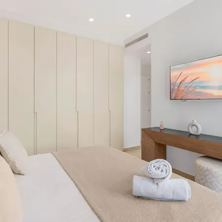 Vacation I La Plage, Luxury Villa, Private Heated Pool, Rooftop Hot Tub, Walking Distance To The Finest Beaches * Marbella