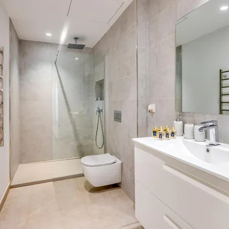 Vacation I La Plage, Luxury Villa, Private Heated Pool, Rooftop Hot Tub, Walking Distance To The Finest Beaches Marbella