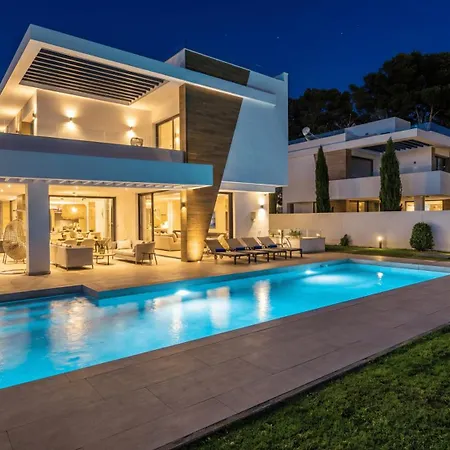 Vacation I La Plage, Luxury Villa, Private Heated Pool, Rooftop Hot Tub, Walking Distance To The Finest Beaches * Marbella