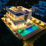 Vacation I La Plage, Luxury Villa, Private Heated Pool, Rooftop Hot Tub, Entertainment Room, Walking Distance To The Finest Beaches