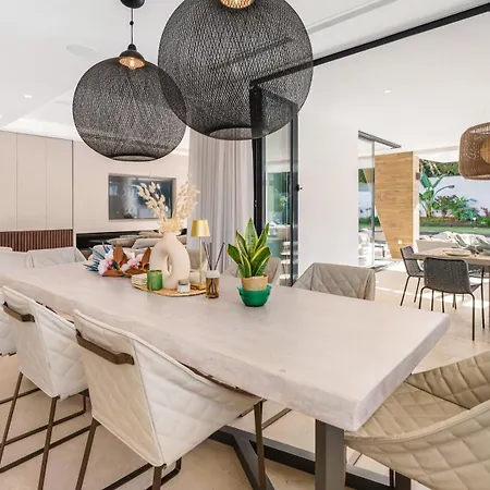 Vacation I La Plage, Luxury Villa, Private Heated Pool, Rooftop Hot Tub, Walking Distance To The Finest Beaches 마르베야