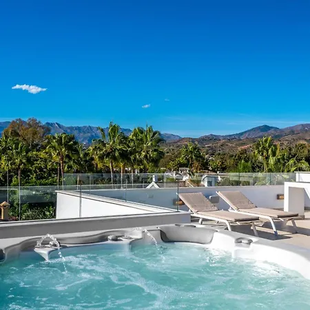 Vacation I La Plage, Luxury Villa, Private Heated Pool, Rooftop Hot Tub, Walking Distance To The Finest Beaches * Marbella