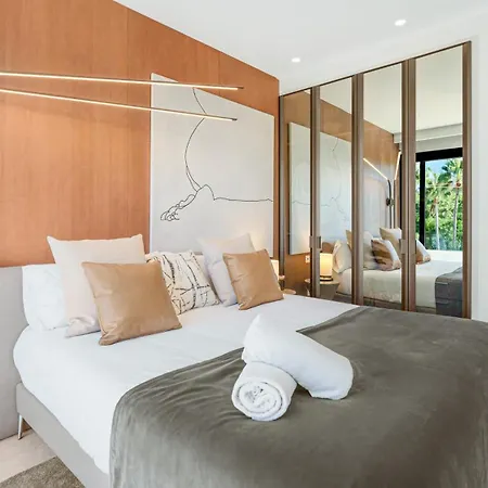 Vacation I La Plage, Luxury Villa, Private Heated Pool, Rooftop Hot Tub, Walking Distance To The Finest Beaches 빌라 마르베야