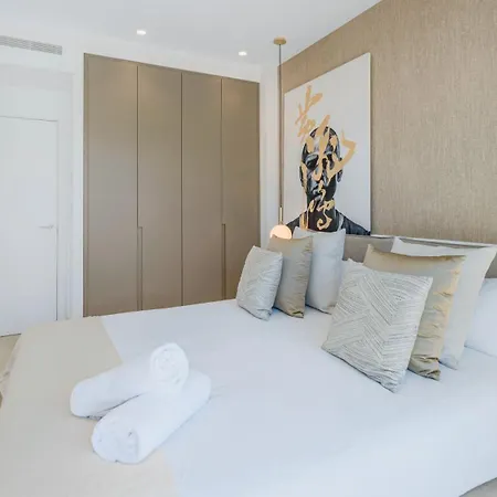 Vacation I La Plage, Luxury Villa, Private Heated Pool, Rooftop Hot Tub, Entertainment Room, Walking Distance To The Finest Beaches Marbella