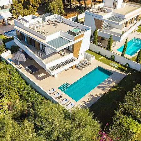 Vacation I La Plage, Luxury Villa, Private Heated Pool, Rooftop Hot Tub, Walking Distance To The Finest Beaches Villa