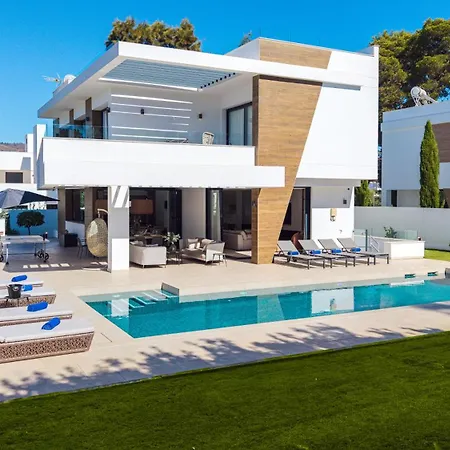 빌라 Vacation I La Plage, Luxury Villa, Private Heated Pool, Rooftop Hot Tub, Walking Distance To The Finest Beaches 마르베야
