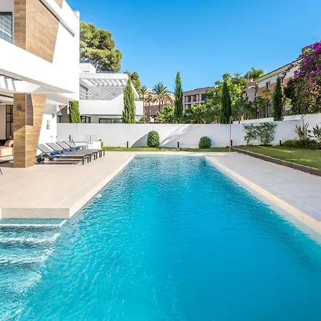 Vacation I La Plage, Luxury Villa, Private Heated Pool, Rooftop Hot Tub, Entertainment Room, Walking Distance To The Finest Beaches Marbella