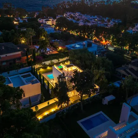 Vacation I La Plage, Luxury Villa, Private Heated Pool, Rooftop Hot Tub, Walking Distance To The Finest Beaches * 마르베야