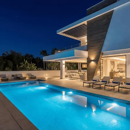 Vacation I La Plage, Luxury Villa, Private Heated Pool, Rooftop Hot Tub, Entertainment Room, Walking Distance To The Finest Beaches Villa