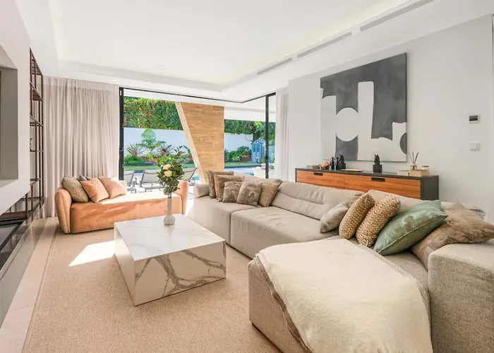 Vacation I La Plage, Luxury Villa, Private Heated Pool, Rooftop Hot Tub, Walking Distance To The Finest Beaches * Marbella