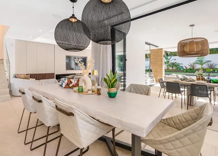 Vacation I La Plage, Luxury Villa, Private Heated Pool, Rooftop Hot Tub, Walking Distance To The Finest Beaches Marbella