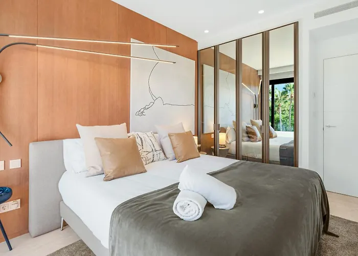 Vacation I La Plage, Luxury Villa, Private Heated Pool, Rooftop Hot Tub, Walking Distance To The Finest Beaches Вилла Марбелья