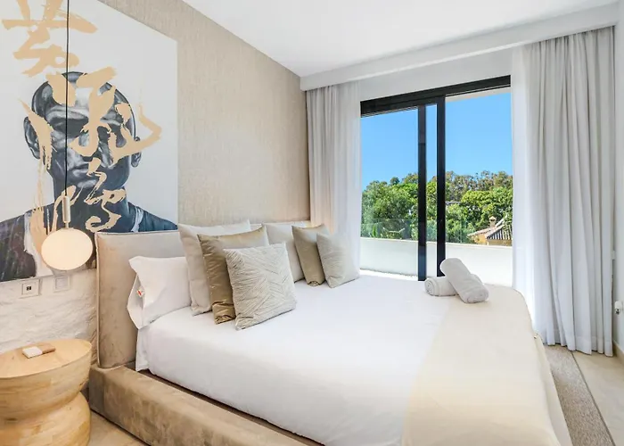 Vacation I La Plage, Luxury Villa, Private Heated Pool, Rooftop Hot Tub, Walking Distance To The Finest Beaches Marbella