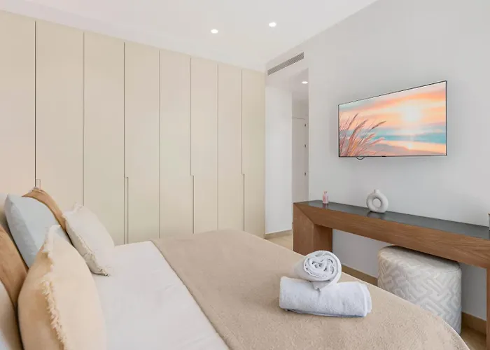 Vacation I La Plage, Luxury Villa, Private Heated Pool, Rooftop Hot Tub, Walking Distance To The Finest Beaches * Marbella