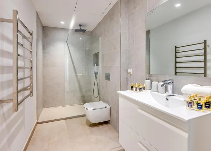 Vacation I La Plage, Luxury Villa, Private Heated Pool, Rooftop Hot Tub, Walking Distance To The Finest Beaches Marbella