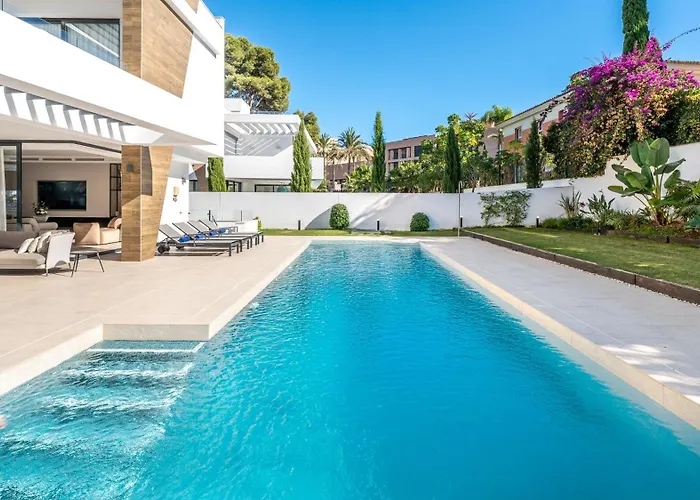 Vacation I La Plage, Luxury Villa, Private Heated Pool, Rooftop Hot Tub, Walking Distance To The Finest Beaches Marbella