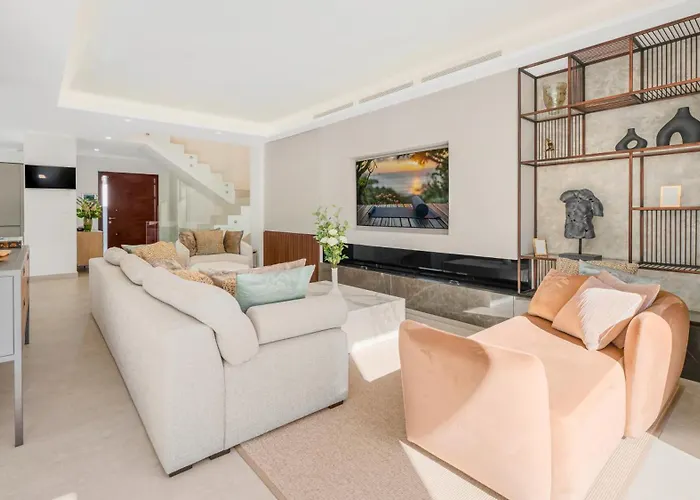 Vacation I La Plage, Luxury Villa, Private Heated Pool, Rooftop Hot Tub, Walking Distance To The Finest Beaches * Marbella