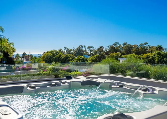 Vacation I La Plage, Luxury Villa, Private Heated Pool, Rooftop Hot Tub, Walking Distance To The Finest Beaches Marbella