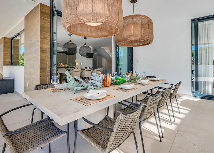 Vacation I La Plage, Luxury Villa, Private Heated Pool, Rooftop Hot Tub, Walking Distance To The Finest Beaches *