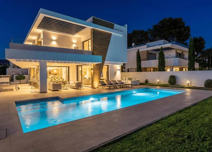 Vacation I La Plage, Luxury Villa, Private Heated Pool, Rooftop Hot Tub, Walking Distance To The Finest Beaches * Marbella