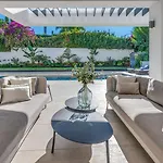 Vacation I La Plage, Luxury Villa, Private Heated Pool, Rooftop Hot Tub, Entertainment Room, Walking Distance To The Finest Beaches Villa *