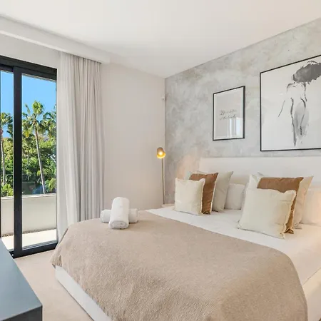 Vacation I La Plage, Luxury Villa, Private Heated Pool, Rooftop Hot Tub, Walking Distance To The Finest Beaches