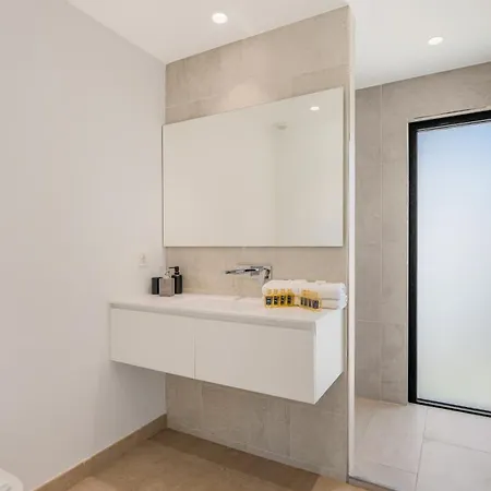 Vacation I La Plage, Luxury Villa, Private Heated Pool, Rooftop Hot Tub, Walking Distance To The Finest Beaches * Marbellac