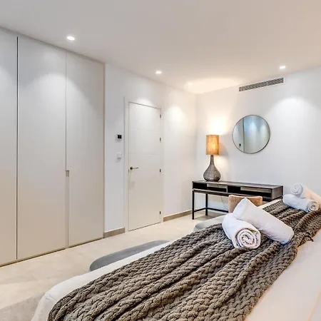 Vacation I La Plage, Luxury Villa, Private Heated Pool, Rooftop Hot Tub, Walking Distance To The Finest Beaches