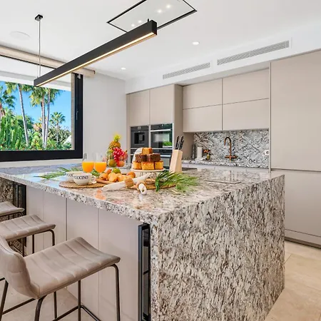 Villa Vacation I La Plage, Luxury Villa, Private Heated Pool, Rooftop Hot Tub, Walking Distance To The Finest Beaches Marbellac