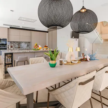 Villa Vacation I La Plage, Luxury Villa, Private Heated Pool, Rooftop Hot Tub, Walking Distance To The Finest Beaches Marbellac